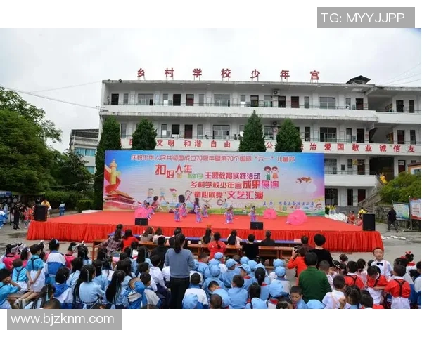 《从街头到绿茵场：一个足球天才的崛起与奋斗历程》